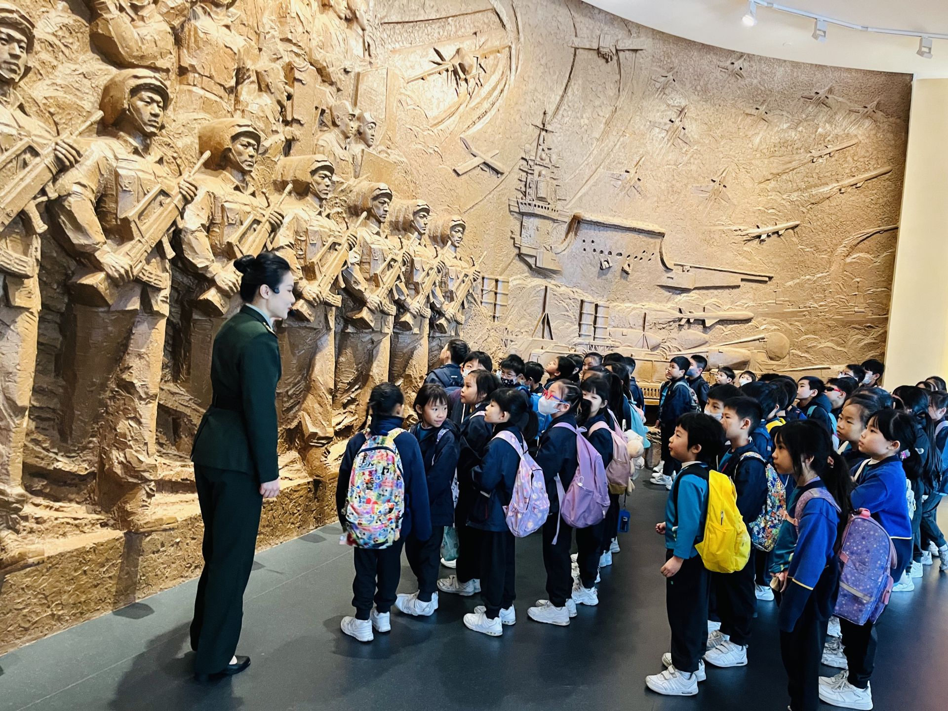 三年級學生參觀昂船洲軍營－駐港部隊展覽中心
